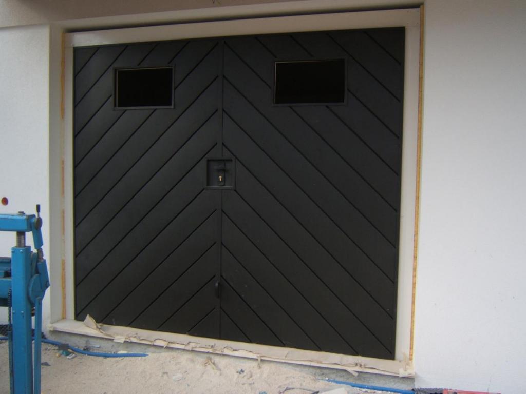 Rivestimento Porta a Doghe in alluminio nero opaco